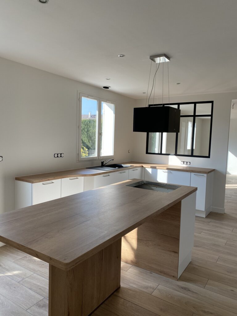 Cuisine moderne avec plan de travail en bois et cuisiniste Caen
