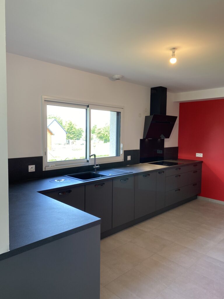 Cuisiniste rouen avec mur rouge, évier et fenêtre
