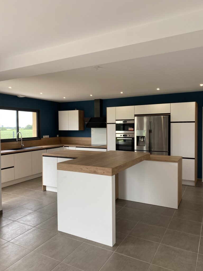 Cuisiniste Évreux, cuisine moderne blanche avec électroménagers intégrés et comptoir en bois