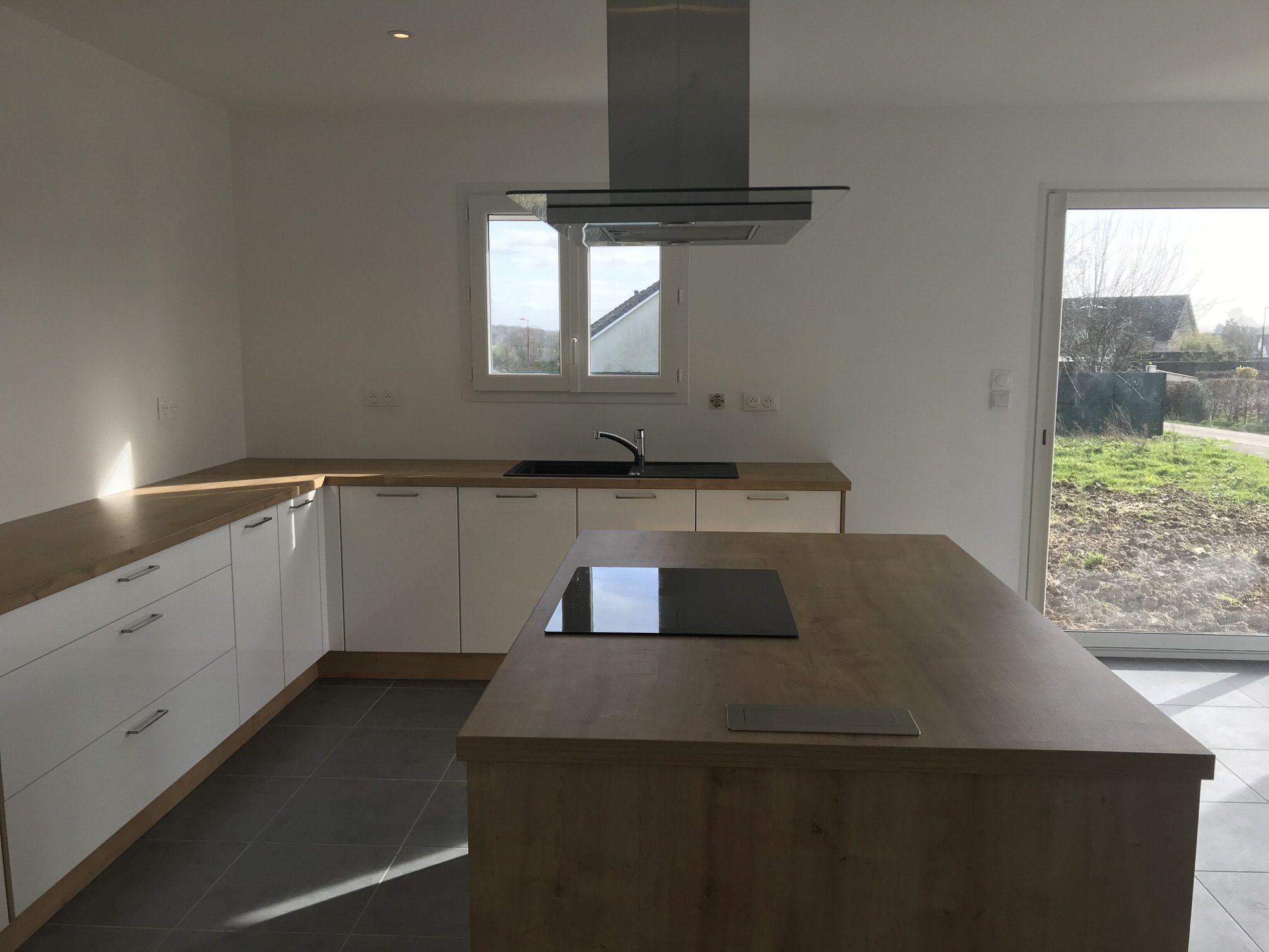 Cuisine moderne avec îlot central et plan de travail en bois, cuisiniste Rouen