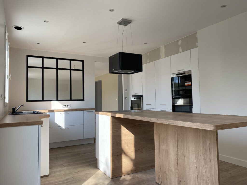 Cuisiniste Caen cuisine blanche avec îlot central et îlot noir, vue intérieure