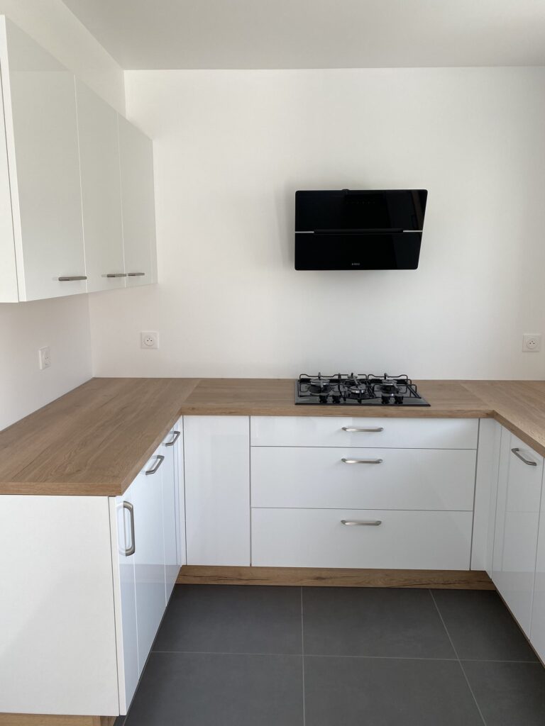 Intérieur moderne avec cuisiniste le havre, murs blancs et meubles blancs
