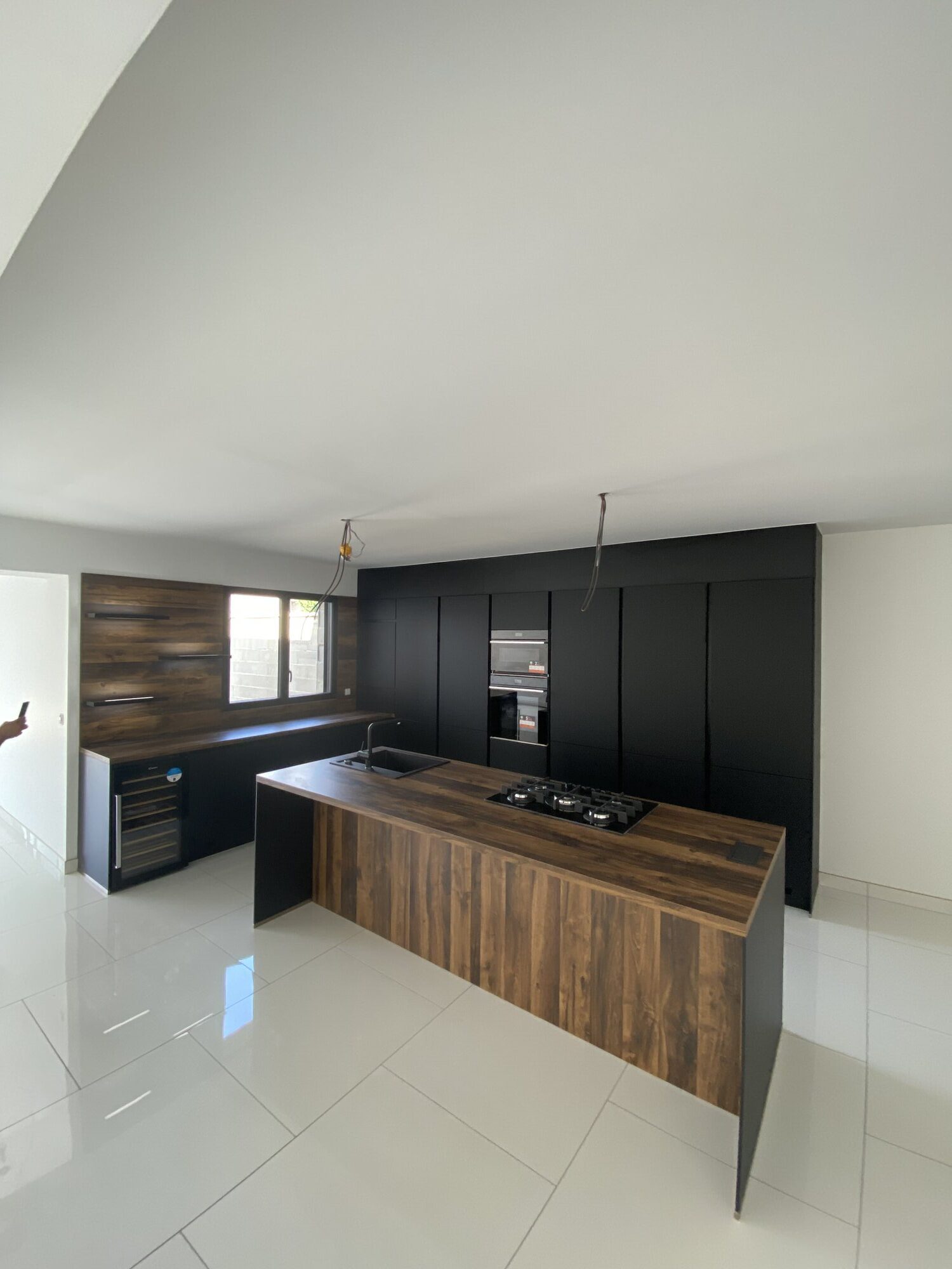 Cuisine moderne avec plan de travail en bois, cuisiniste Le Havre