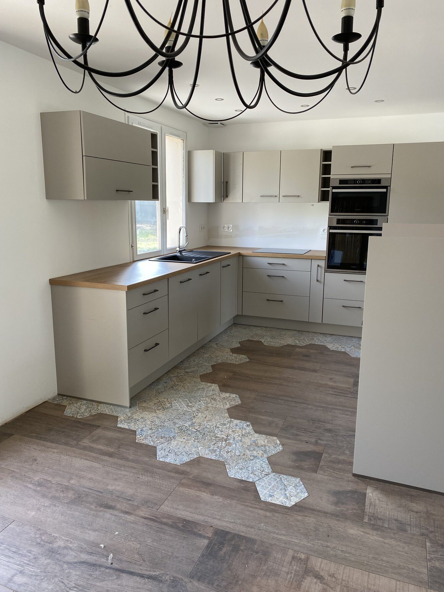 Cuisine moderne équipée avec cuisiniste caen et parquet