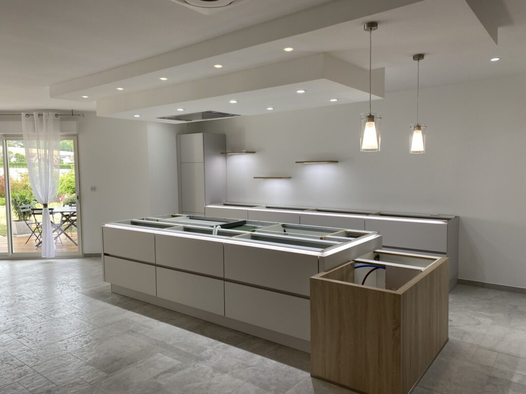 Cuisiniste Dieppe, cuisine moderne avec électroménagers en acier inoxydable et comptoirs en quartz
