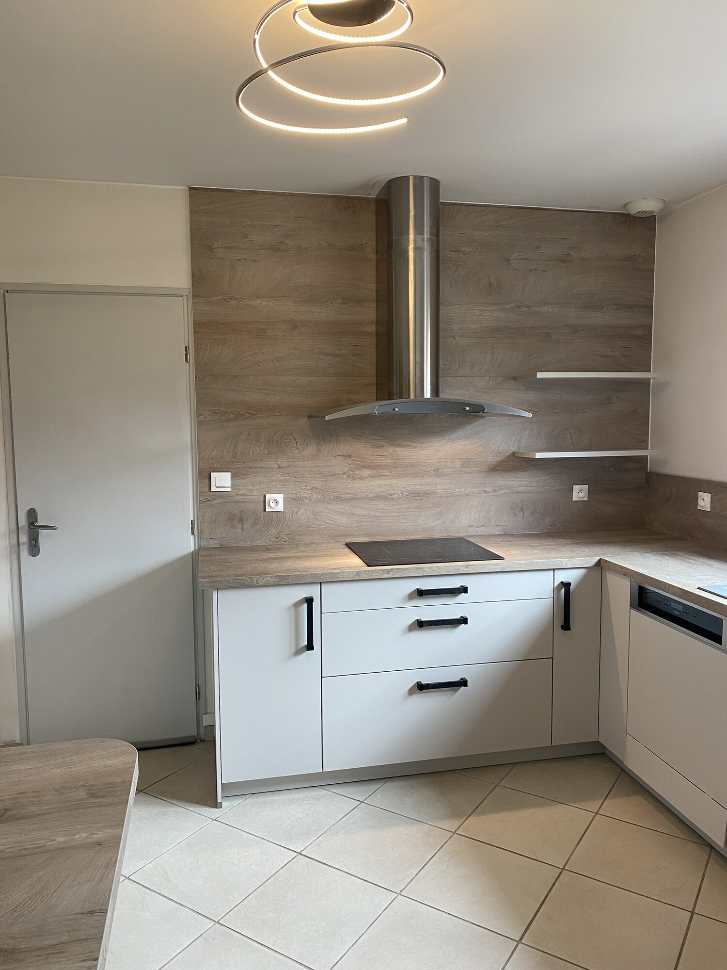 Cuisiniste Dieppe avec électroménagers modernes et plancher en bois
