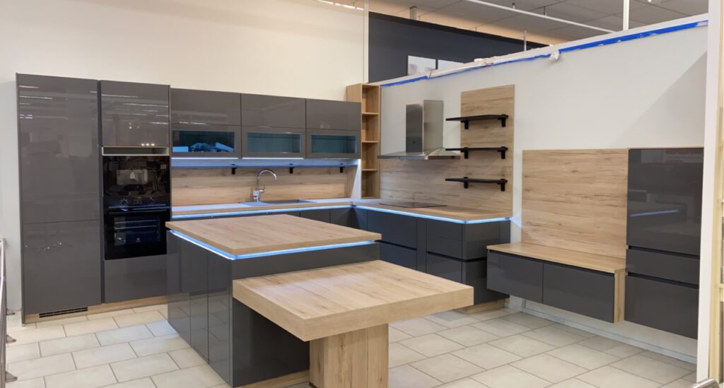 Aménagement de cuisine moderne avec électroménagers intégrés et îlot central en bois