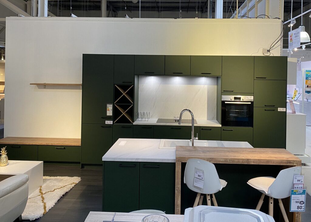 Cuisine moderne avec armoires vertes et comptoir blanc à Cuisiniste Dieppe